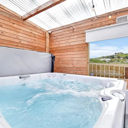 Glenside Abbey 'sleeping 7 Guests' * Buncrana