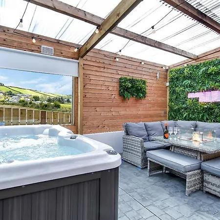 Glenside Abbey 'sleeping 7 Guests' Villa *