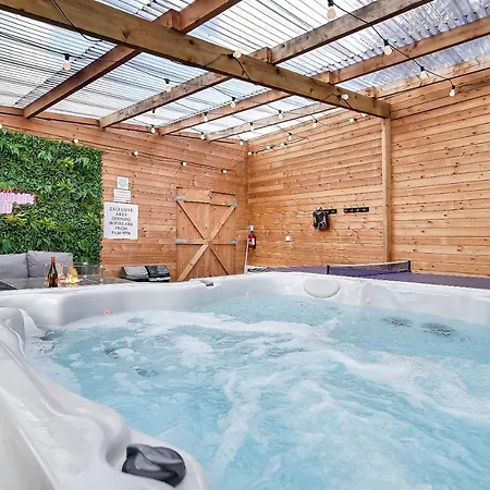 Glenside Abbey 'sleeping 7 Guests' Villa *