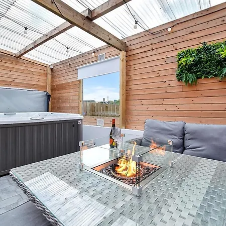 Glenside Abbey 'sleeping 7 Guests' Villa *