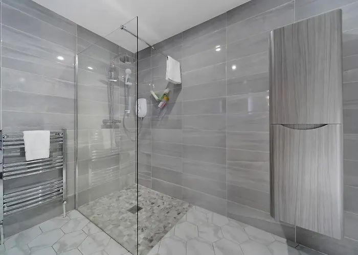 Glenside Abbey 'sleeping 7 Guests' * Buncrana